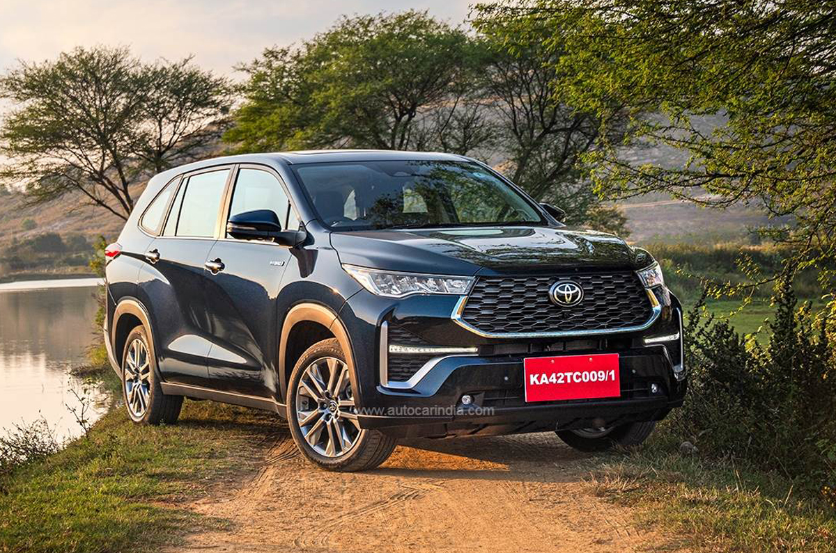 Toyota Innova Hycross front quarter